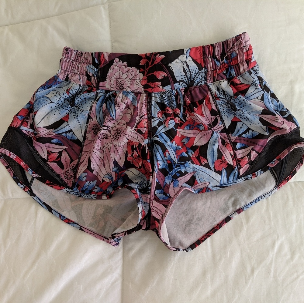 Lululemon Hotty Hot Short II 2.5" Size 2